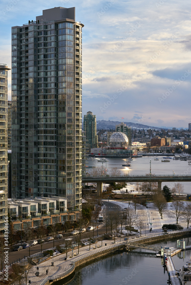 Obraz premium Yaletown Winter Vancouver w pionie. Zimowy poranek False Creek o świcie w Vancouver. Kolumbia Brytyjska, Kanada.