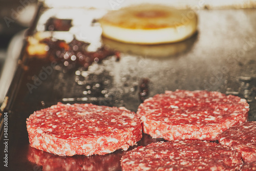 Cuadro en lienzo Hamburguesas en la plancha