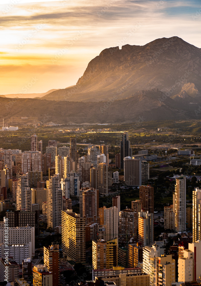 Obraz premium skyscrapers and mountains in benidorm