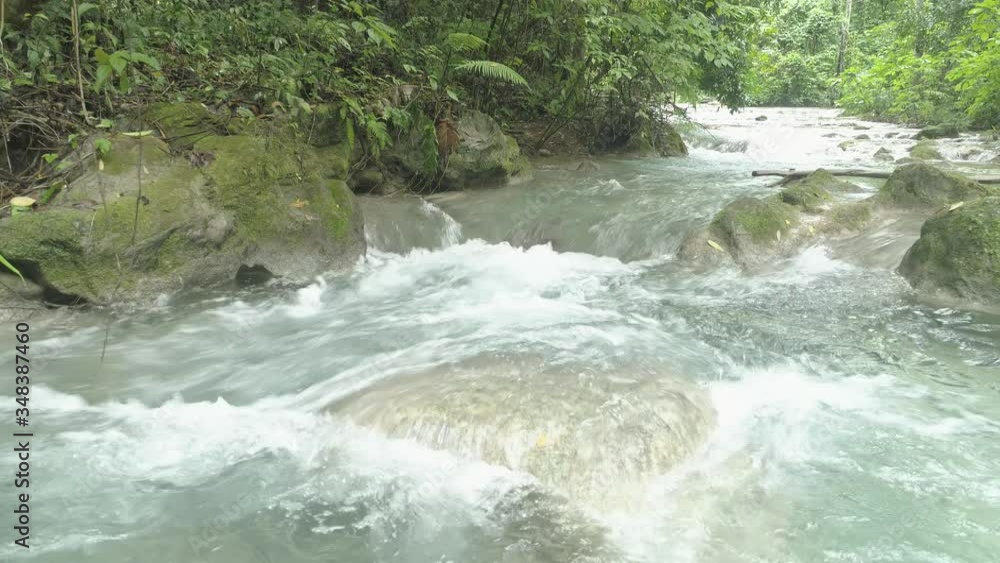 Movement of the waters of the Mulito Pedernales River, Dominican Republic.
Movement of the waters of the Mulito Pedernales River, Dominican Republic.