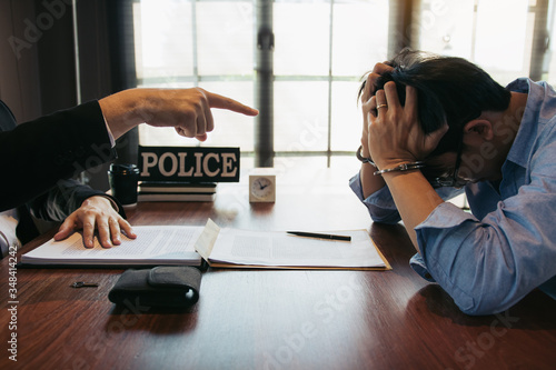 Foto Police officers warned offenders at the office while the accused was stressed