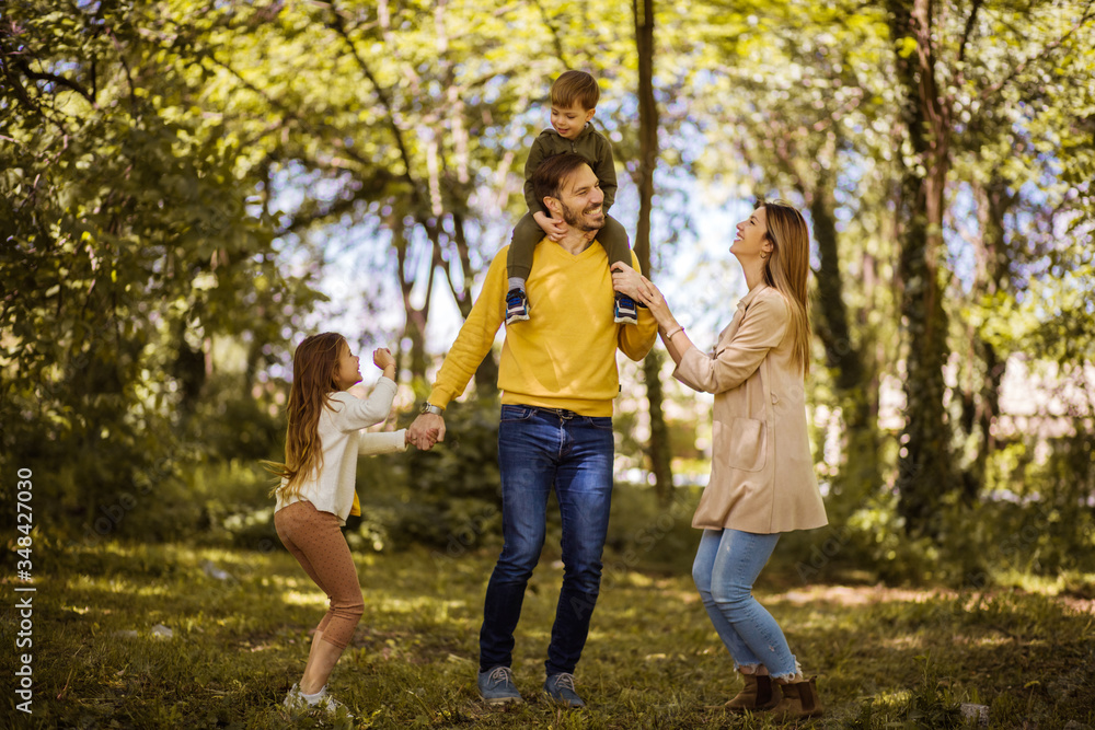 Fototapeta premium Life can be many things but family makes it true.