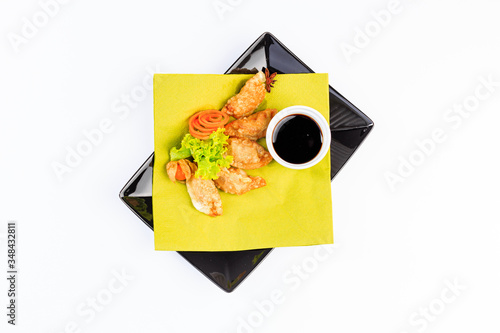 Krewetki w tempurze, danie kuchni azjatyckiej, głęboko smażone oraz sos sojowy.
