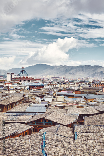 Fotografia Roofs of Dukezong, Shangri La old town skyline, color toning applied, Diqing Tibetan Autonomous Prefecture, China