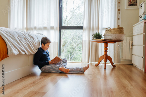 Niño leyendo en casa habitación aprendiendo lectura