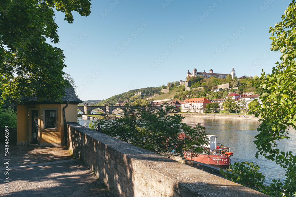 Festung Marienberg und alte Mainbrücke in Würzburg Festung Marienberg und alte Mainbrücke in Würzburg