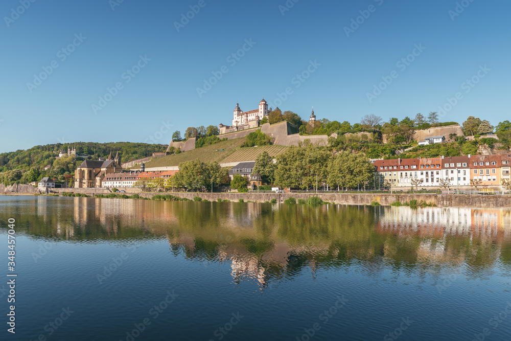 Festung Marienberg in Würzburg spiegelt sich im Main Festung Marienberg in Würzburg spiegelt sich im Main