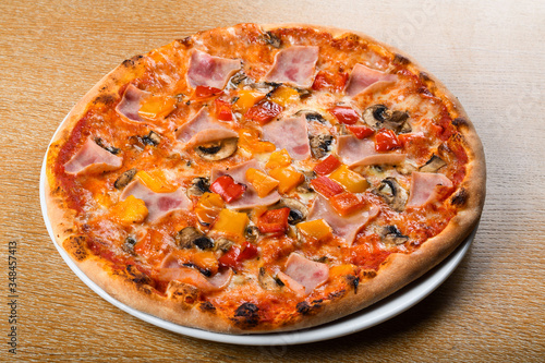 Pizza capricciosa: mozzarella cheese, Italian baked ham, mushroom, artichoke and tomato, mushrooms