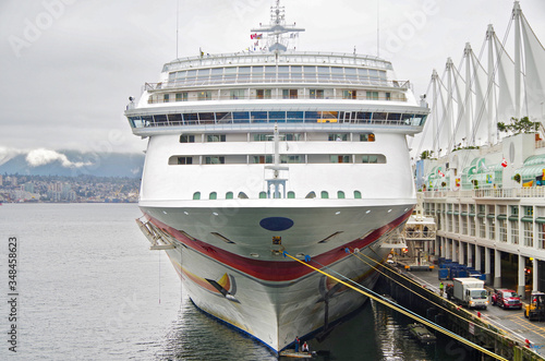 Obraz na plátně Modern family cruiseship cruise ship liner Sun docked at cruise terminal in Vanc