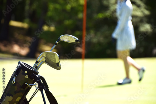 ゴルフを楽しむ女性とゴルフクラブ