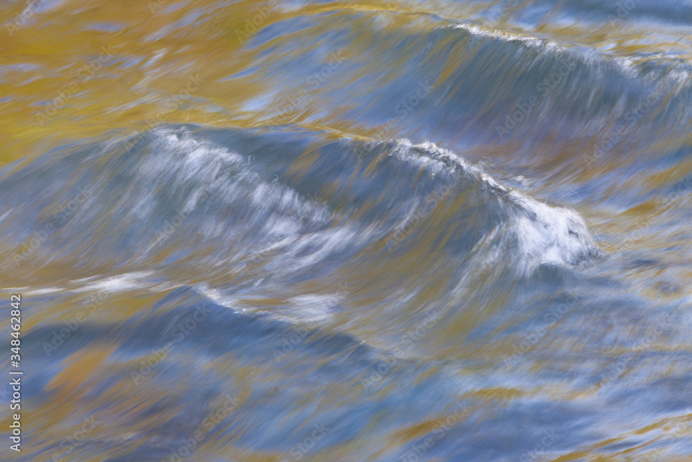 Obraz premium Reflejos de primavera sobre el río Freser (riu Freser). Campdevànol, el Ripollès, Girona, Catalunya