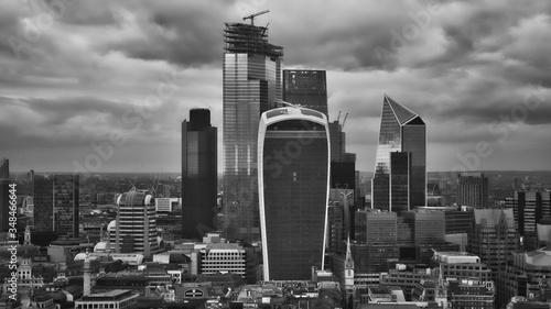 Vista a  rea del distrito de la ciudad de Londres con rascacielos en blanco y negro.
