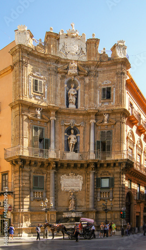 Cuatro esquinas, Palermo