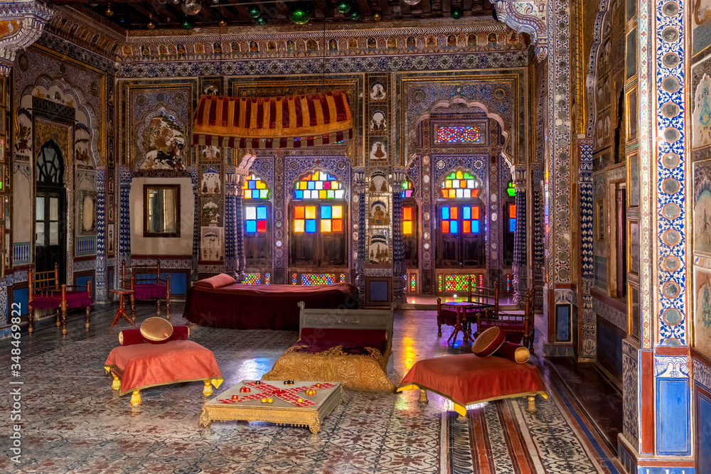 Obraz premium Takhat Vilas (Maharaja Takhat Singh's Chamber) decorated room in Mehrangarh fort. Jodhpur, Rajasthan, India