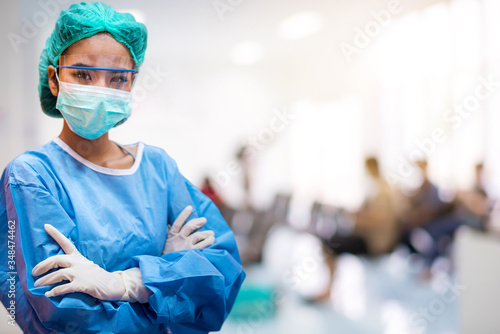 Photography Doctors or surgeons wearing surgical mask with blur patient crowd background in hospital , during coronavirus or covid-19 crisis, medical concept