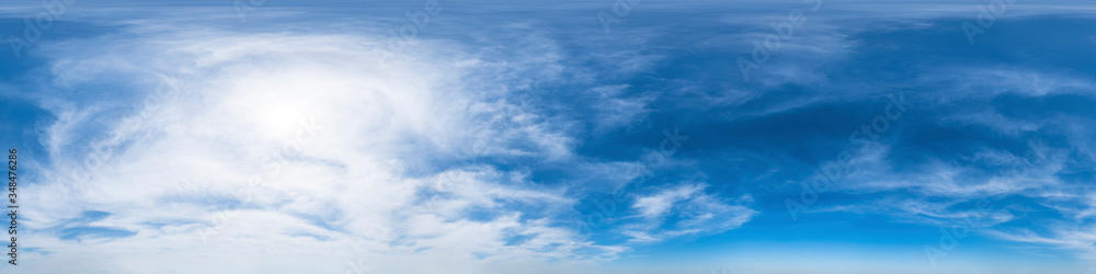 Nahtloses Panorama mit blau-weißem Himmel 360-Grad-Ansicht mit schönen Cumulus-Wolken zur Verwendung in 3D-Grafiken als Himmelskuppel oder zur Nachbearbeitung von Drohnenaufnahmen