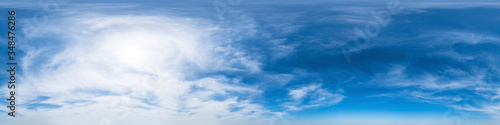 Nahtloses Panorama mit blau-weißem Himmel 360-Grad-Ansicht mit schönen Cumulus-Wolken zur Verwendung in 3D-Grafiken als Himmelskuppel oder zur Nachbearbeitung von Drohnenaufnahmen © ARochau