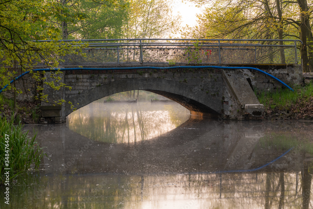 Fototapeta premium Murowany most w parku świerklańskim