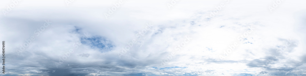 Nahtloses Himmel-Panorama als 360-Grad-Ansicht und schönen Wolkenformationen zur Verwendung in 3D-Grafiken als Himmelskuppel oder zur Nachbearbeitung von Drohnenaufnahmen Nahtloses Himmel-Panorama als 360-Grad-Ansicht und schönen Wolkenformationen zur Verwendung in 3D-Grafiken als Himmelskuppel oder zur Nachbearbeitung von Drohnenaufnahmen
