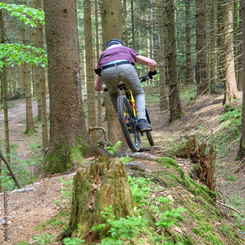 Mutige Mountainbiker beim Downhill auf Wald-Trails