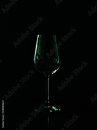 Grüne Konturen eines Weinglases