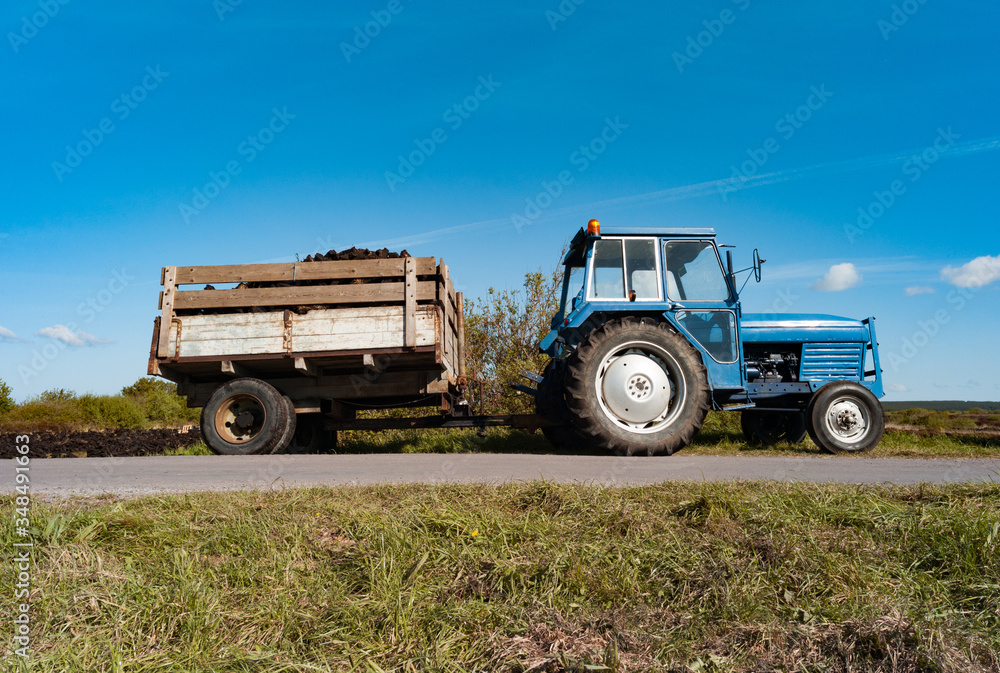 Obraz premium Old tractor and trailer of peat bog in rual Ireland