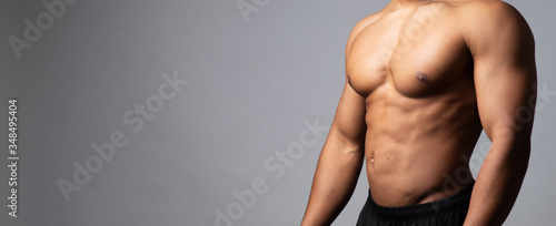 Muskulöser Männerkörper mit Raum für Text 