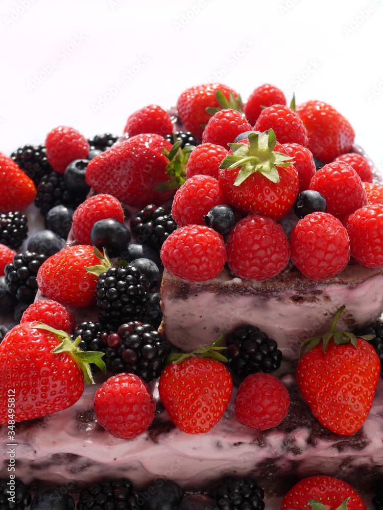 Obraz premium Die Waldfrucht-Torte