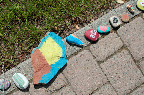 bemalte steine am kindergarten gau-odernheim
