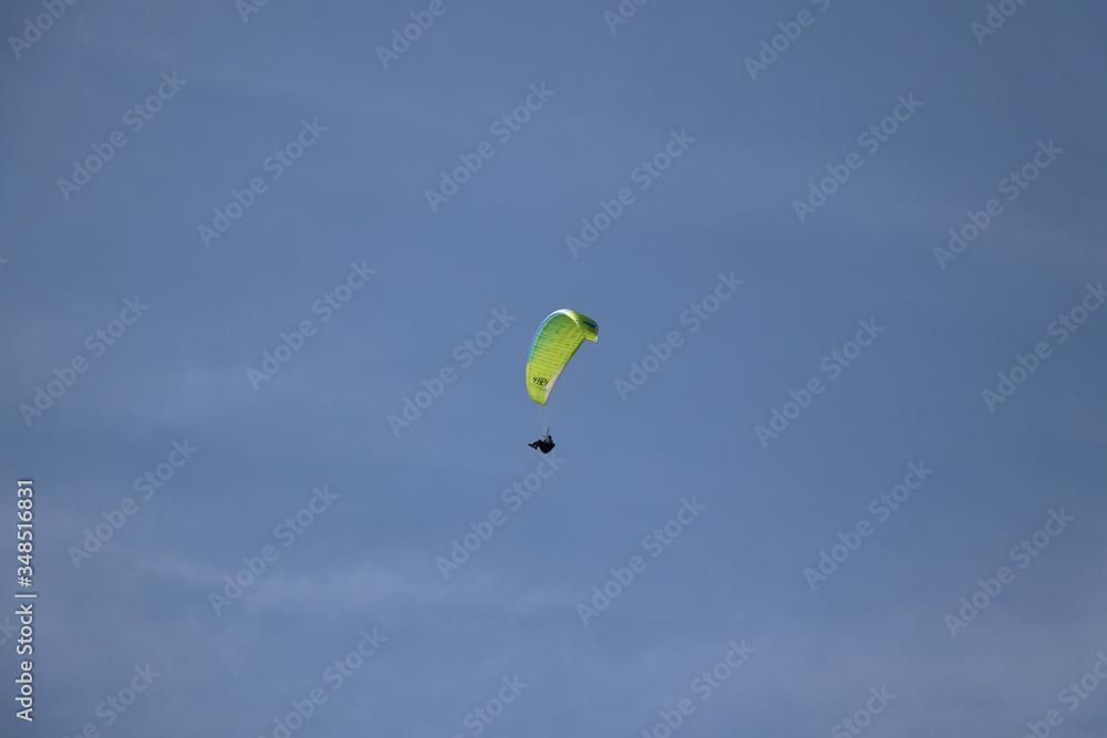 O parapente é o esporte de aventura recreativo e competitivo. O parapente é o esporte de aventura recreativo e competitivo.