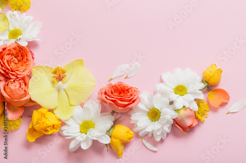 Fototapeta Naklejka Na Ścianę i Meble -  beautiful floral pattern on pink paper background