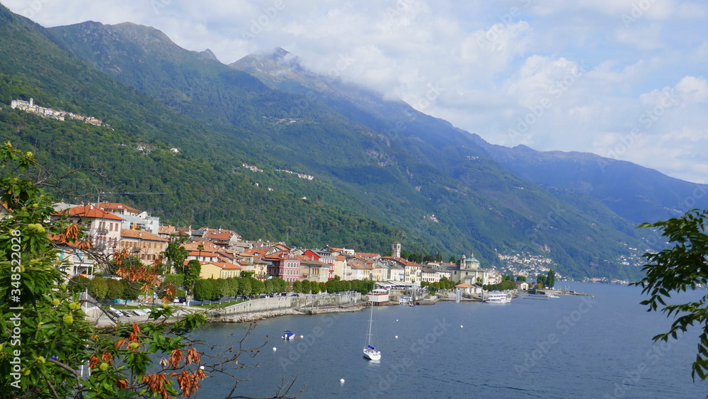 Blick auf Canobbio mit Bootshafen und Promenade, im Hintergrund die Bergkette Blick auf Canobbio mit Bootshafen und Promenade, im Hintergrund die Bergkette