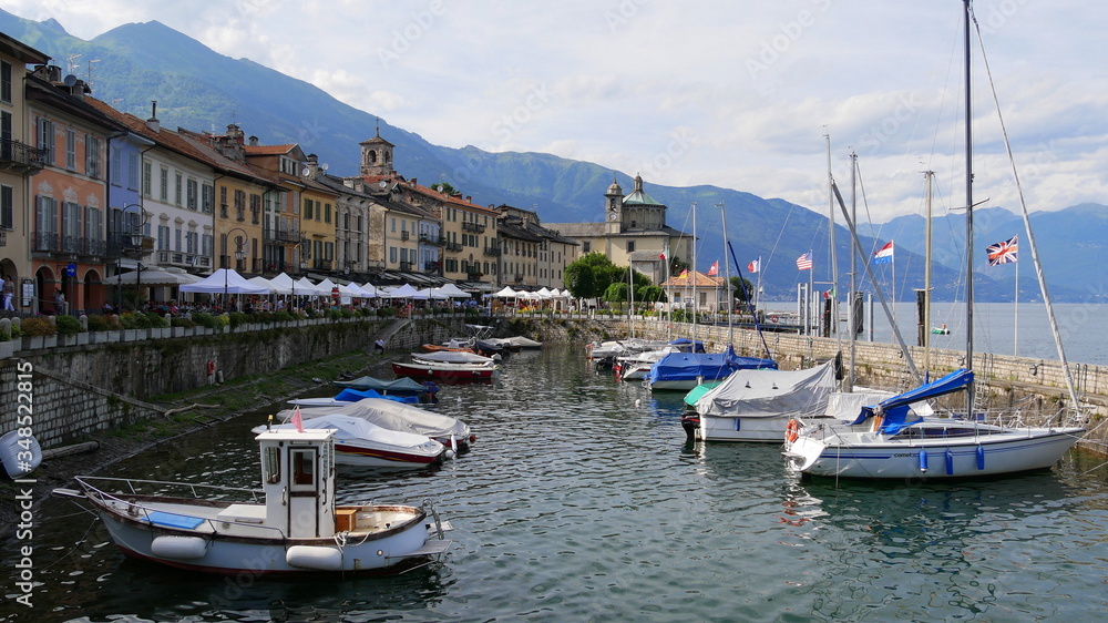 Cannobio am Lago Maggiore mit Bootshafen und Seepromenade