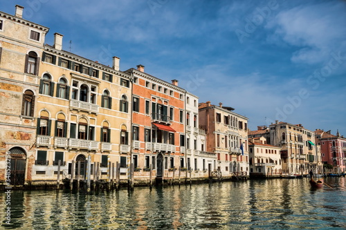venedig  italien - idylle mit alten pal  sten am canal grande