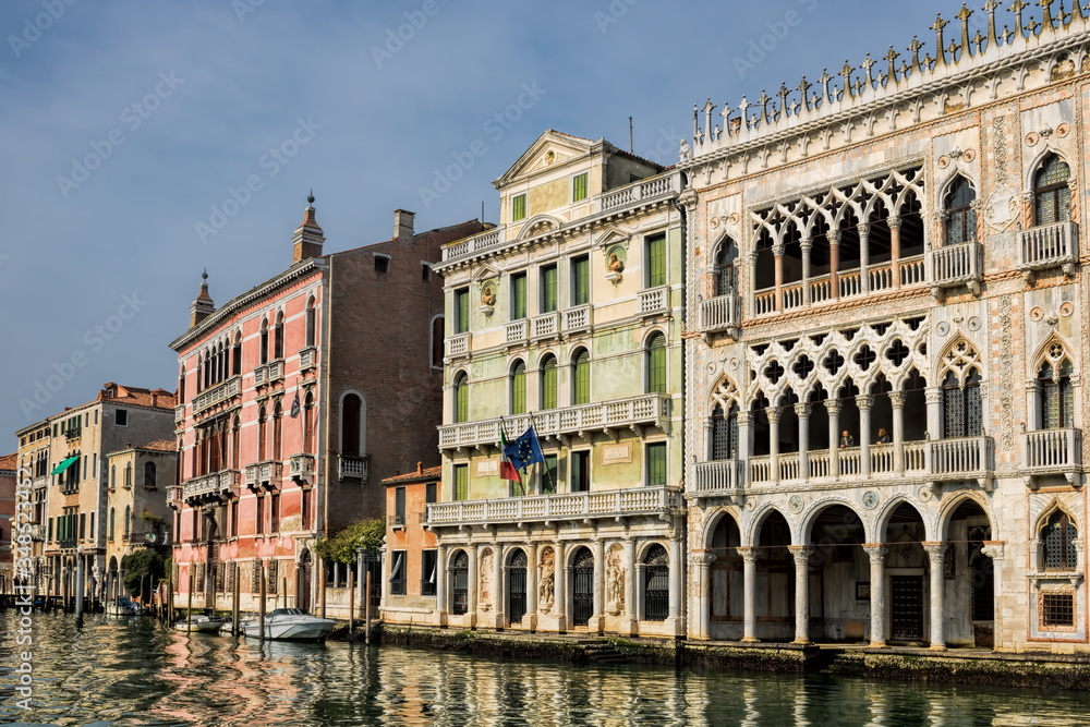 venedig, italien - canal grande mit palazzo ca d oro