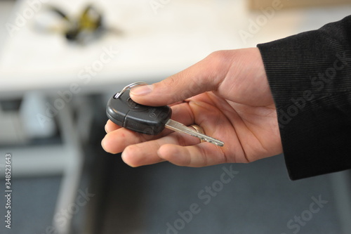 Hand mit Autoschlüssel 