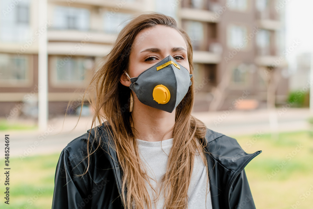 Plakat woman wearing respirator mask outside on the city street