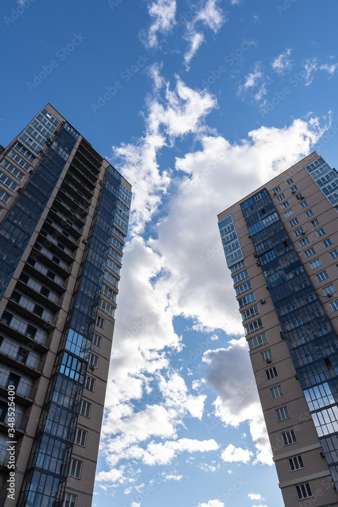 Obraz premium Blue sky with white clouds background for high apartment building. Skyscraper