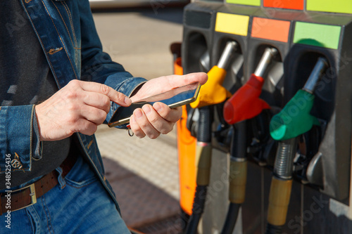 Refueling a car and paying using the application on a smartphone.