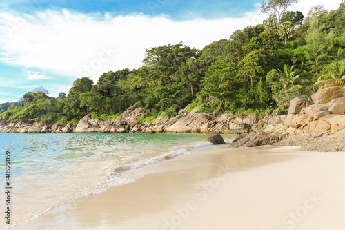 Playa paradisíaca de aguas turquesas y arena fina con selva tropical de fondo