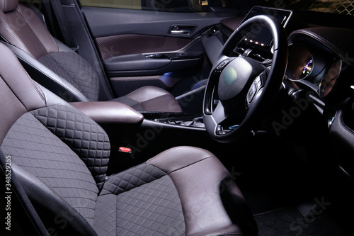 ランプのついた車内