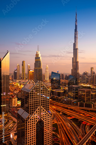 Photographie The view of the futuristic Dubai skyline and Sheikh Zaed road at dusk, UAE