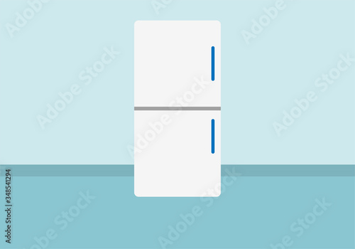 Nevera un una habitación de paredes azules.