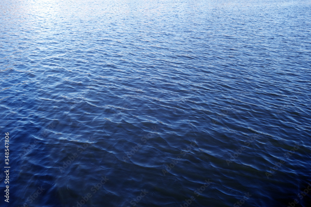 Obraz premium Waves on lake water surface.