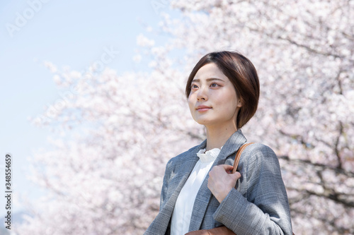桜とスーツを着た若いビジネスウーマン © west_photo