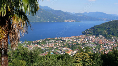 Photos Blick auf Cannobio und Luino am Lago Maggiore und auf die umliegenden Berge und