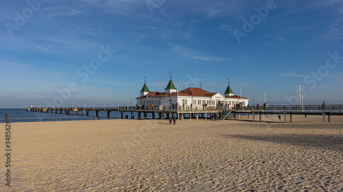 Fototapeta Naklejka Na Ścianę i Meble -  Seebrücke Ahlbeck auf der Insel Usedom