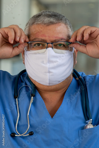 Enfermagem representada por enfermeiro cansado na luta contra o corona virus photo
