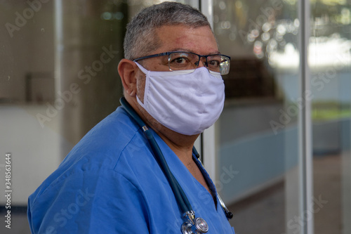 Enfermagem representada por enfermeiro cansado na luta contra o corona virus photo