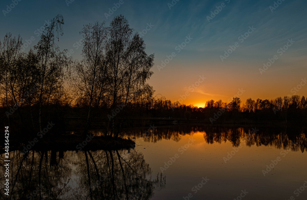 Obraz premium Beautiful sunset with reflections near Niederpöring, Isar, Bavaria, Germany
